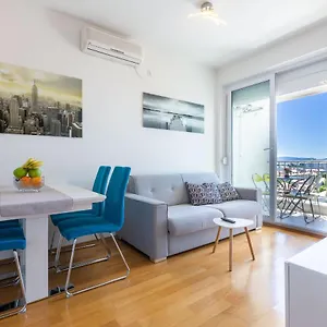 Jadran With Balcony And Parking Garage Apartment Zadar